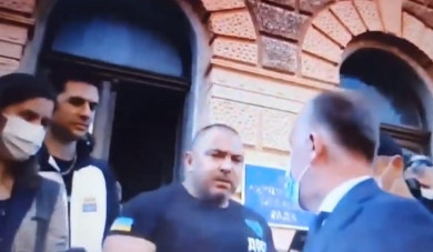 Пікет під Чернівецькою ОДА проти дистанційного навчання: виступив Осачук, його закричали і силою відібрали мікрофон (ВІДЕО)