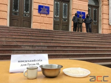 Лікарняне ліжко під Чернівецькою ОДА: пів сотні протестувальників зібралися для підтримки лікарки Ольги Кобевко (ФОТО)