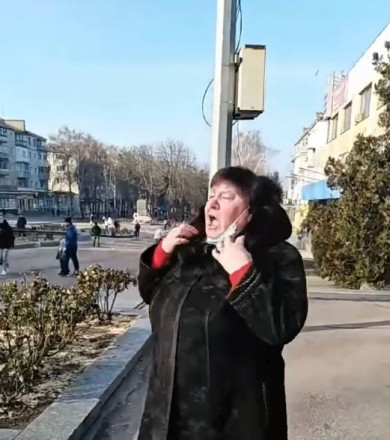 "Треба кінчати з цією клоунадою, бл*дь!" - жителька мітингу проти підвищення вартості газу підірвала інтернет (відео)