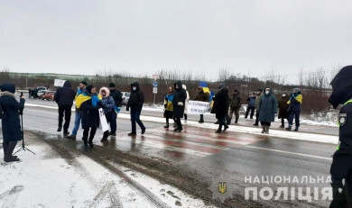 В Атаках знову перекрили дорогу. Поліція попереджає громадян про обмеження руху автотранспорту на кордоні з Хмельницькою областю