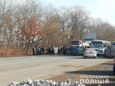 На Кіцманщині селяни, які незадоволені новими комунальними тарифами, знову перекрили автотрасу Н-10