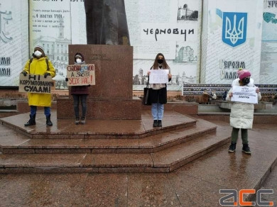 Чернівчани вийшли на нову акцію на підтримку засудженого активіста Сергія Стерненка (НАЖИВО АКЦІЯ У КИЄВІ)