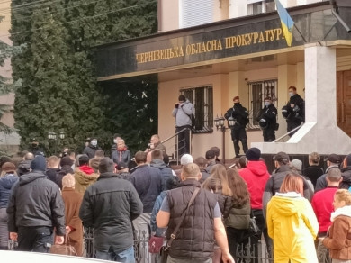 «Припиніть політичні репресії на замовлення»: у Чернівцях під обласною прокуратурою й ОДА відбулися численні мітинги