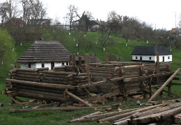 У музеї просто неба в Чернівцях відновлюють хати буковинського побуту