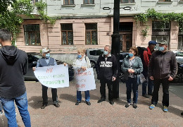 У Чернівцях працівники обласної психлікарні пікетували "будинок з левами"