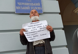 Під ратушею Чернівців чоловік влаштував одиночну акцію протесту
