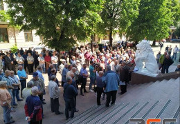 Чернівецьку ОДА пікетують ветерани правоохоронних органів: вимагають перерахунку пенсій