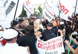 У центрі Києва сутички: протестувальники несли на Банкову труну