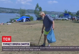 Стає соромно: Як німецький турист на пляжі почистив від сміття берег Дністра у Новодністровську
