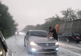 На початку серпня в Україні випав сніг. Засипало трасу Одеса-Миколаїв