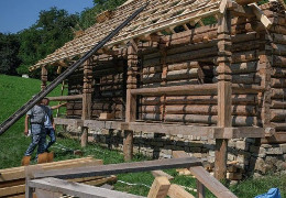 У музеї просто неба в Чернівцях відновлюють давні буковинські хати