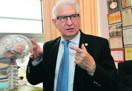 “Мозок не любить жир, тютюн і алкоголь, але йому подобається шоколад, вода і посмішка …” Нейрохірург про те, як жити думаючим людям