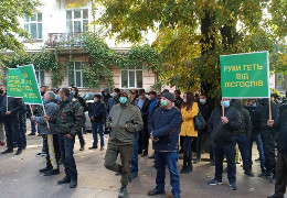 У Чернівцях лісівники, які проти ліквідації лісгоспів, прийшли з пікетом до ОДА