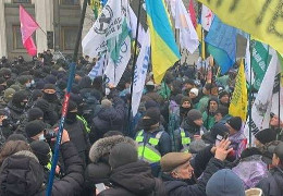 Протест малих підприємців: біля Верховної Ради гримлять вибухи. Є перші потерпілі. Рада провалила голосування