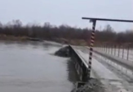 Скандальну переправу в Глиниці, яку ніби відновили, знову розмило. Люди у розпачі