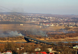 Біля об'їзної дороги в районі Гравітону у Чернівцях горять сотні метрів сухостою