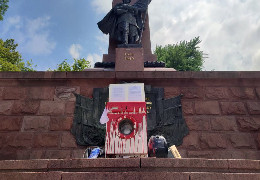 На Соборній площі Чернівців біля радянського монумента художник Полатайко створив артоб'єкт: символ мародерів-окупантів