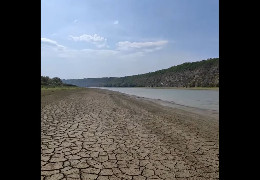 На Буковині показали відео, як через відсутність опадів критично обмілів Дністер