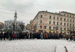 На Центральній площі Чернівців вшанували подвиг Героїв Крут