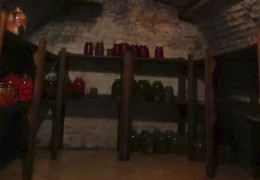 Сауна, тренажерна зала та винний погріб: як виглядають "таємні печери" в резиденції митрополита Павла