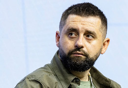 “Ми заберемо всі ці гроші”: Арахамія анонсував радикальні зміни в місцевих бюджетах 2024 року. Міські громади в шоці