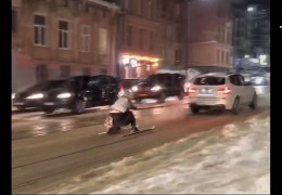 У Львові поліція оштрафувала блогера, який "замаскувався" під бабусю і катався на лижах: дані про нього передали у військкомат