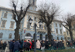 У Чернівцях рідні тероборонців вийшли на мітинг. Кажуть, що 92 батальйон Тро хочуть розформувати, а непідготовлених бійців кинути на "нуль"