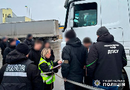 Буковинець намагався за 7 тисяч євро перевести через кордон ухилянта, заховавши його у спальному відсіку вантажівки