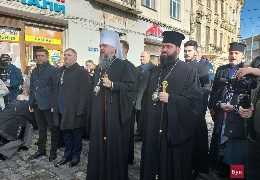 Митрополита Епіфанія зустріли в Чернівцях з голубами, що символізують мир. Влада дарувала білі троянди, а на небі з’явився Божий знак (Ексклюзивний фоторепортаж)