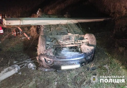 У Динівцях на трасі "Житомир - Чернівці" водій легковика збив електроопору. Його госпіталізували