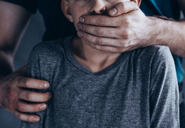 На Буковині багатодітний батько гвалтував своїх малих дітей: чоловіка тримають під вартою