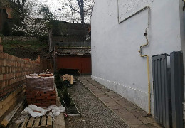 У Чернівцях руйнується прибудинкова територія музею Ольги Кобилянської