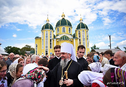 Митрополит Епіфаній здійснив освячення храму на честь Юрія Переможця у селищі Берегомет на Буковині