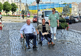 Мер Чернівців Клічук перелякав чернівчан, які побачили його у місті на інвалідному візку - фото