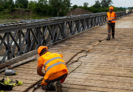«Норвезький» міст, який рік тому помпезно відкрили на Пруті у Глиниці, ремонтують по кілька разів на рік. Не витримує навантаження