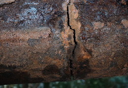 На Південно-Кільцевій у Чернівцях комунальники міняють критично зношені труби тепломережі, від якої залежить подача тепла на сотні будинків