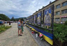 На центральній площі Путили відкрили "Алею Слави" з фото полеглих земляків - захисників України