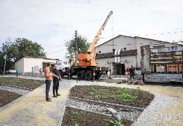 До Чернівецького обласного клінічного онкологічного центру привезли лінійний прискорювач, який діє на пухлини та зберігає неушкодженими здорові клітини пацієнтів з онкохворобами