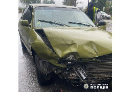 У Чернівцях поліцейські затримали нетверезого водія, який на вулиці Січових Стрільців спричинив ДТП з потерпілою. Подробиці від поліції