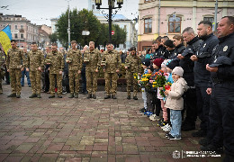 На Центральній площі Чернівців у День захисників і захисниць вшанували полеглих у російсько-українській війні. Привітання зі святом від влади міста і області