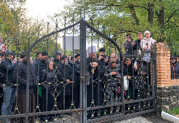 У Черкасах біля Свято-Михайлівського собору, який перейшов до Православної церкви України, московські попи затіяли бійку і влаштували погром у храмі. Є постраждалі