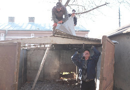 Після тривалих попереджень у Чернівцях почали зносити "нічійні" гаражі. Почали біля ЧНУ