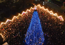 Вперше з початку широкомасштабної війни у Чернівцях на Соборній площі встановлять новорічну ялинку