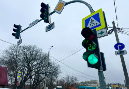 На семи ключових перехрестях Чернівців встановили сучасні пристрої резервного живлення для світлофорів. Вони працюватимуть навіть під час вимкнення світла
