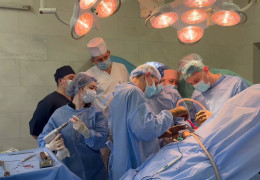 У Чернівецькій обласній лікарні 70-річному ліквідатору аварії на ЧАЕС відновили функціонування руки завдяки вживленню штучного імпланту