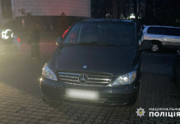 На парковці біля московського собору 36-річна водійка «Mercedes-Benz Vito» наїхала на жінку