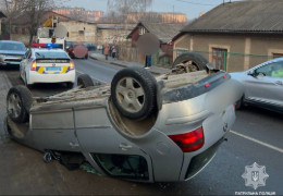 У Чернівцях на одній з вулиць в ДТП перекинувся легковик