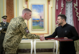 Зеленський нагородив командира десантно-штурмової роти 82-ї ОДШБр Павла Язловецького орденом «Золота Зірка». Ще троє буковинських воїнів нагороджено «Хрестом бойових заслуг»