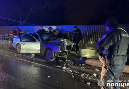 На вулиці Хотинській у Чернівцях 28-річна жінка на «Mercedes-Benz» знесла електроопору