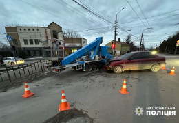 На перехресті вулиць Руська-Фастівстка у Чернівцях жінка на "Ланосі" влетіла у вантажіку спецкомунтранспорту